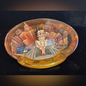 Betty Boop Cityscape Snow Globe